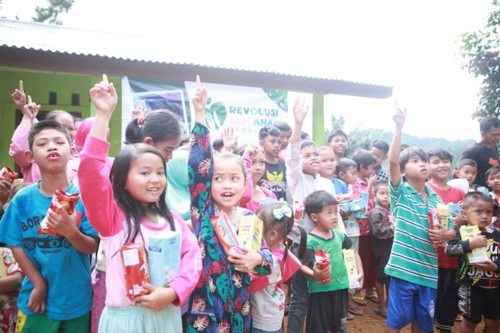 Belum pernah minum susu, SBN salurkan paket Gizi untuk anak-anak Gunung Perang Bogor